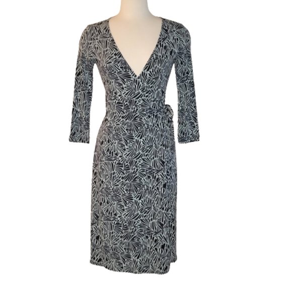 BCBG MAXAZRIA Leafy Print Mid Length Womens Long Sleeve Knit Wrap Dress, Size S - Picture 3 of 12